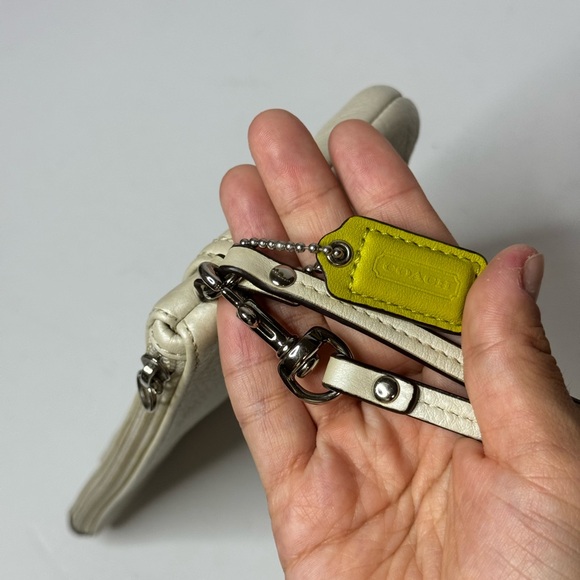 Coach Turn Lock Pearl Pebble Leather Wristlet - Picture 4 of 10